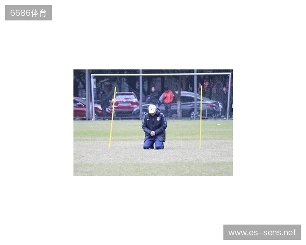 帽子上用中文写着努力、忍耐、牺牲，张外龙：是我作为教练的哲学